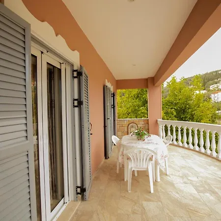 Appartement Nikorina Apts *